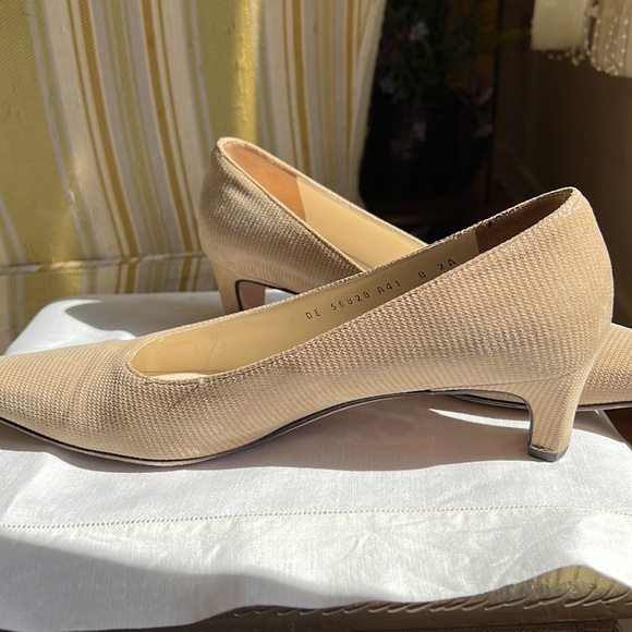 Ferragamo Beige Subtle Shimmer Low Pumps Sz 8AA EUC - Picture 13 of 13